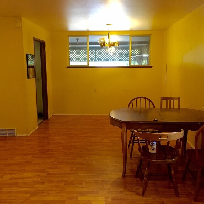 Building Photo - $4900 / 6br - University/ Wallingford House! 6BR/3BTH