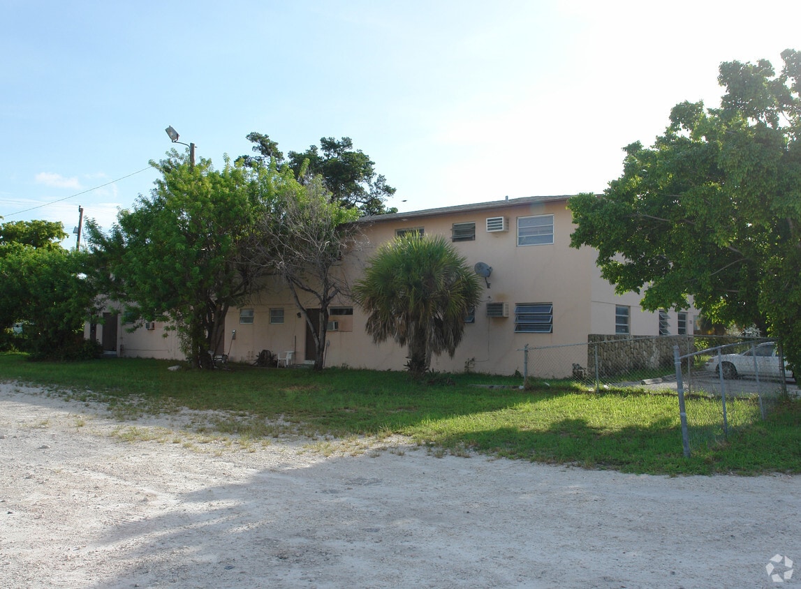 Building Photo - 701 SE 22nd St