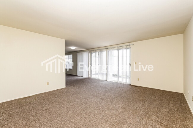 Building Photo - 5841 Troy Villa Blvd