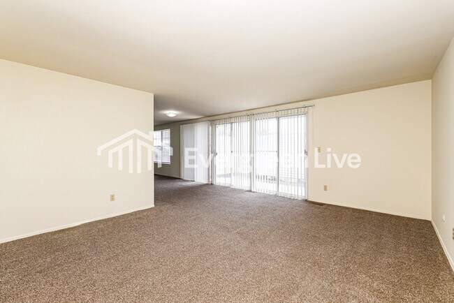 Foto del edificio - 5841 Troy Villa Blvd
