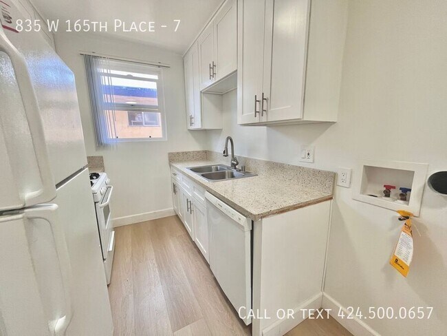 Foto del edificio - 835 W 165th Pl