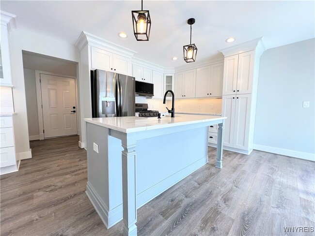 Building Photo - 10985 Main St