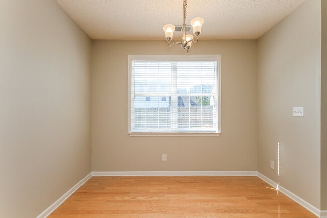 Foto del edificio - 5811 Briggs Dr