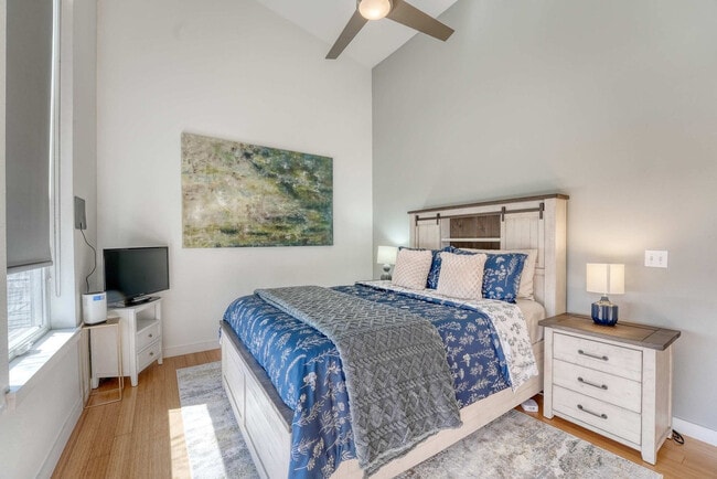 Foto del edificio - 330 W 5th St