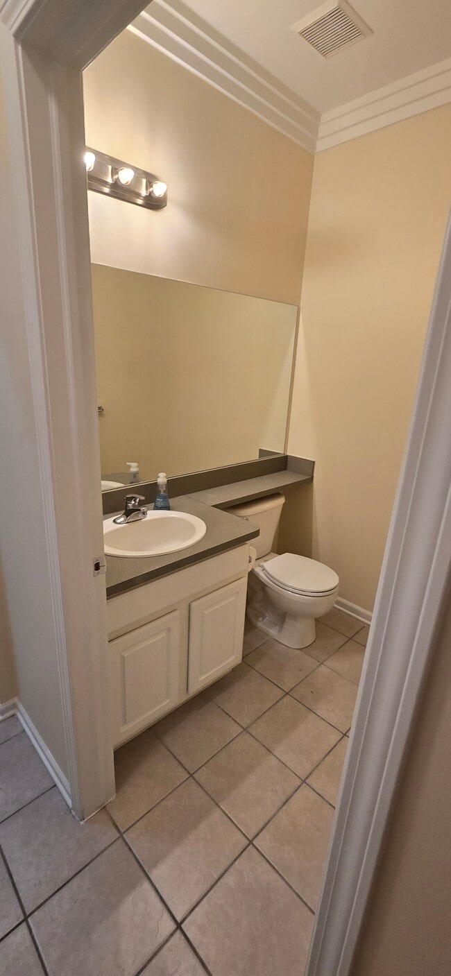 Building Photo - 1240 University Dr