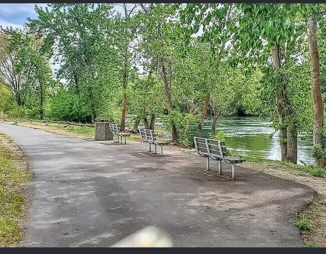 Foto del edificio - 2121 E Upriver Dr