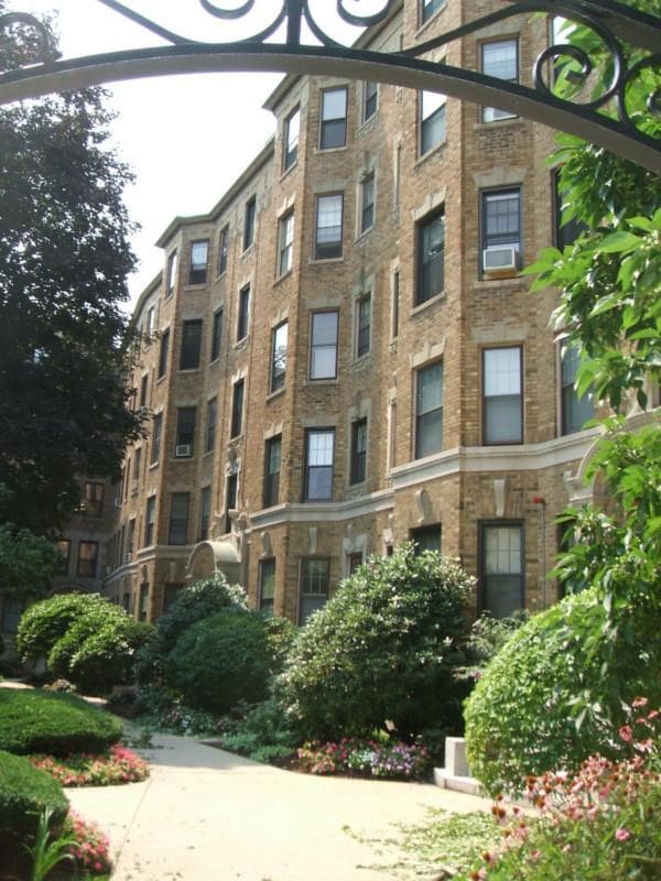 Building Photo - 118 Riverway