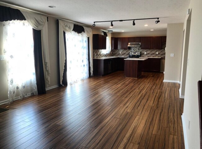 Building Photo - 827 Elm Tree Dr