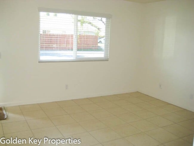 Foto del edificio - 2BR/1BA Duplex in Oceanside! Pet Friendly!...