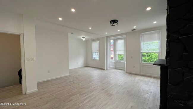 Foto del edificio - 143 5th Ave
