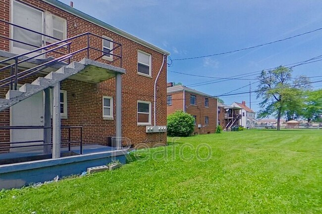 Building Photo - 102 N Hampton Rd
