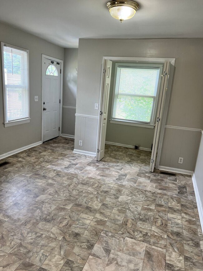 Building Photo - Three Bedroom Ranch near TSU and Hadley Park!