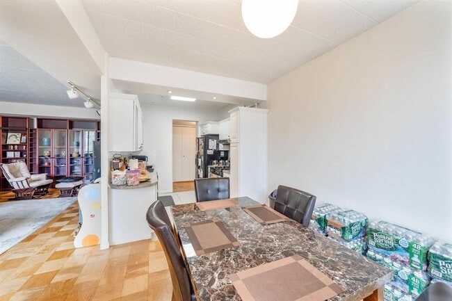 Foto del edificio - 9060 Palisade Ave