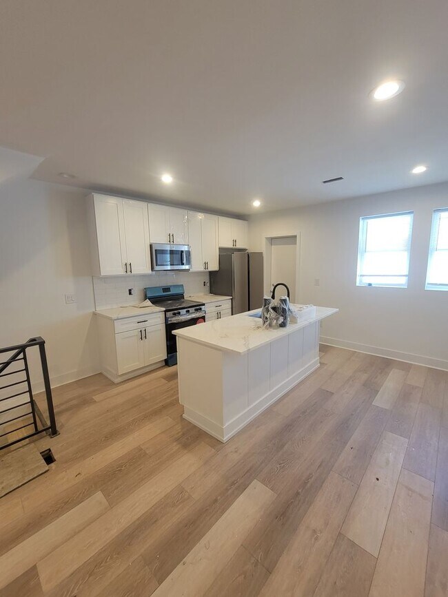 Foto del edificio - Fully beautiful rehab 4 bed 2.5 bath secti...