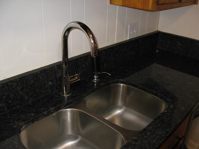Foto del edificio - 1 BDr Condo for Rent