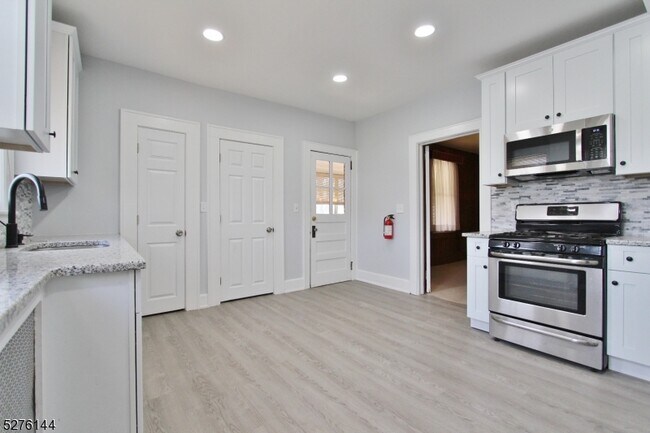 Building Photo - 156 Oak Tree Ave