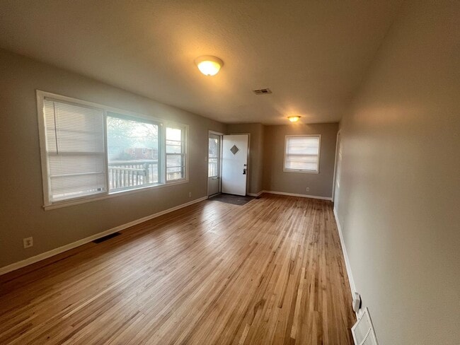 Foto del edificio - 4 Bedroom 1 bathroom with basement located east Wichita