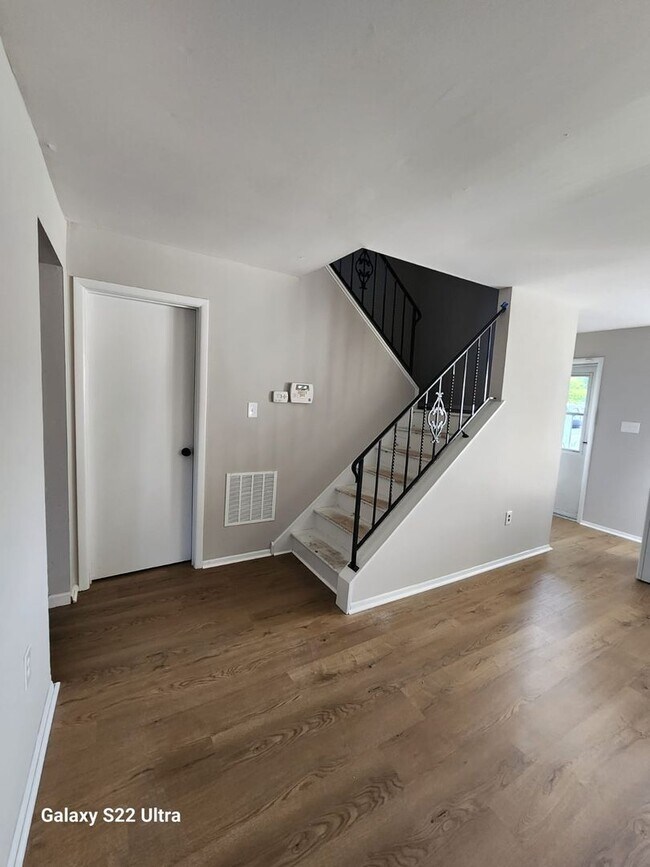 Foto del edificio - "Charming 3-Bedroom Townhouse: Your Ideal ...