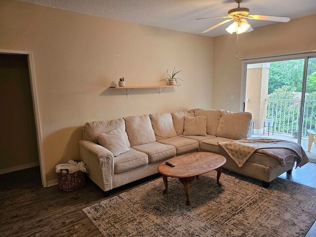 Building Photo - 605 Fairway Dr