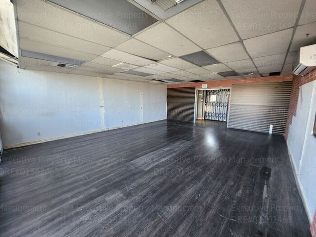 Building Photo - 1 room/ 1 bathroom commercial space for rent.