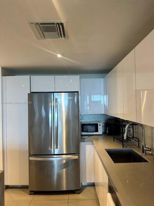 Building Photo - 1600 NE 1st Ave