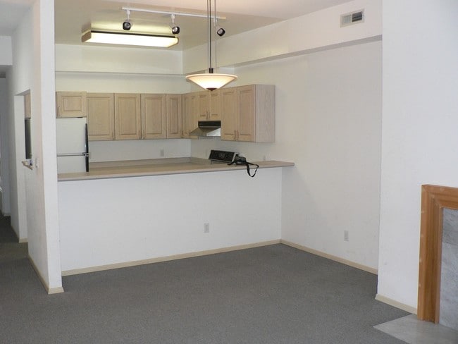 Building Photo - 560 3rd Ave