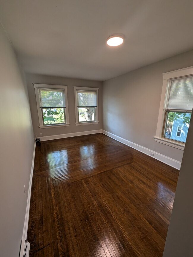 Foto del edificio - Spacious! 4-Bed and 2-Full Bath Unit with Bonus Room, Garage, Large Backyard