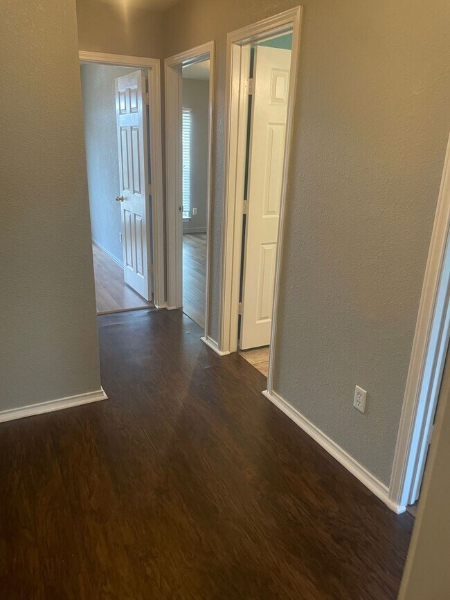 Foto del edificio - 4 bedroom 2 bathroom house!