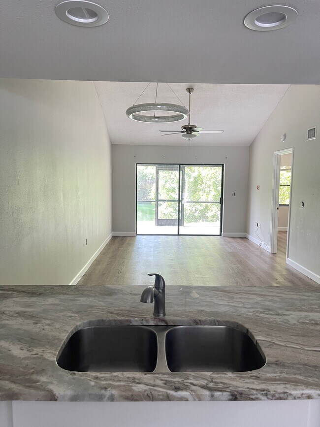 Building Photo - 4091 Lake Forest Dr
