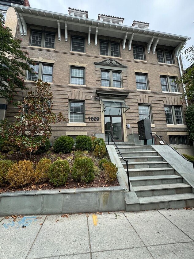 Primary Photo - Unique Admo Two Bed/Two & a Half Bath W/Pa...