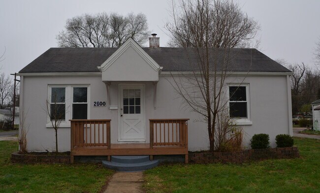 Foto del edificio - ADORABLE 2 BEDROOM 1 BATHROOM HOUSE AVAILABLE NOW