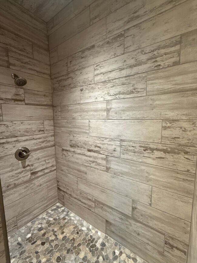Building Photo - 3 Bedroom 2 Bath Home Newly Renovated