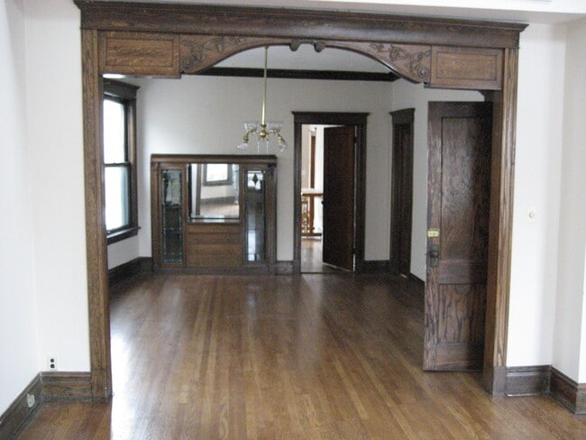 Building Photo - 1915 W Belle Plaine Ave