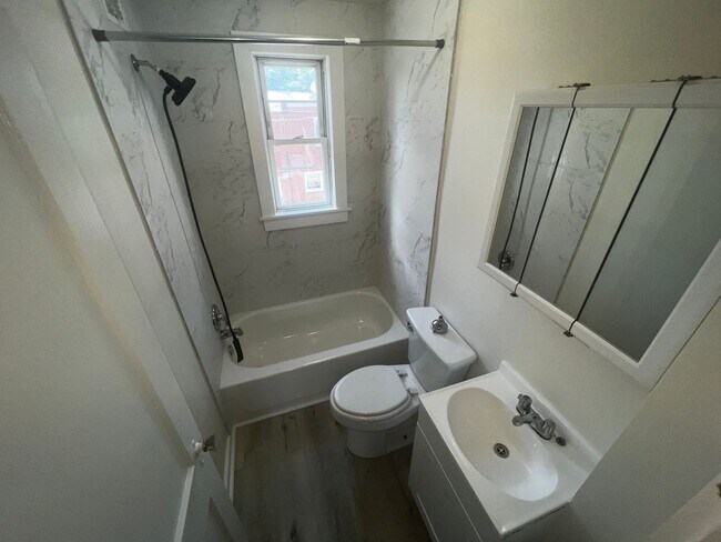 Foto del edificio - Gorgeously Remodeled 2BR Townhome w/ Garage in Upper Darby