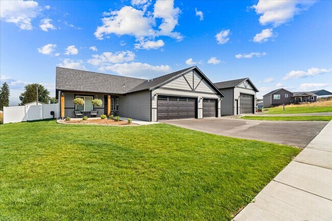 Foto del edificio - Beautiful New home in Post Falls