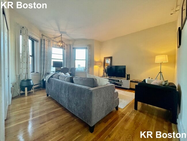 Building Photo - 903 Boylston St