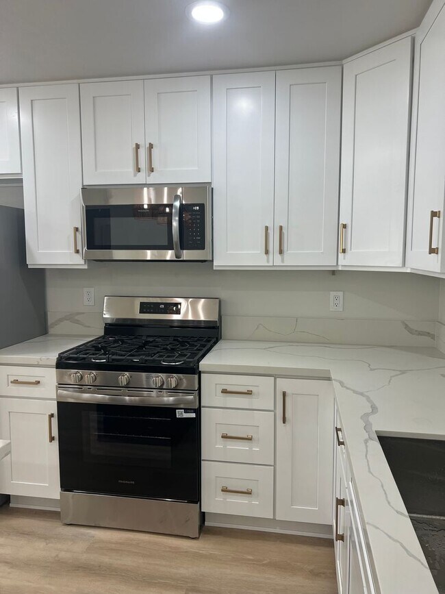 Foto del edificio - Brand New Detached 3 Bed/2 Bath Home-Central AC +In-Unit Laundry-Riverside