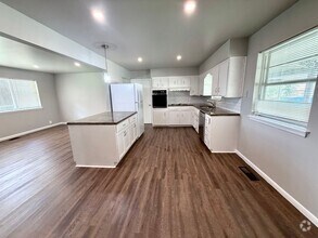 Building Photo - 1418 Oakwood Dr