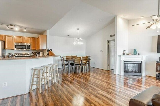 Foto del edificio - GORGEOUS COMMERCE TOWNSHIP 2 BED/2 BATH MO...