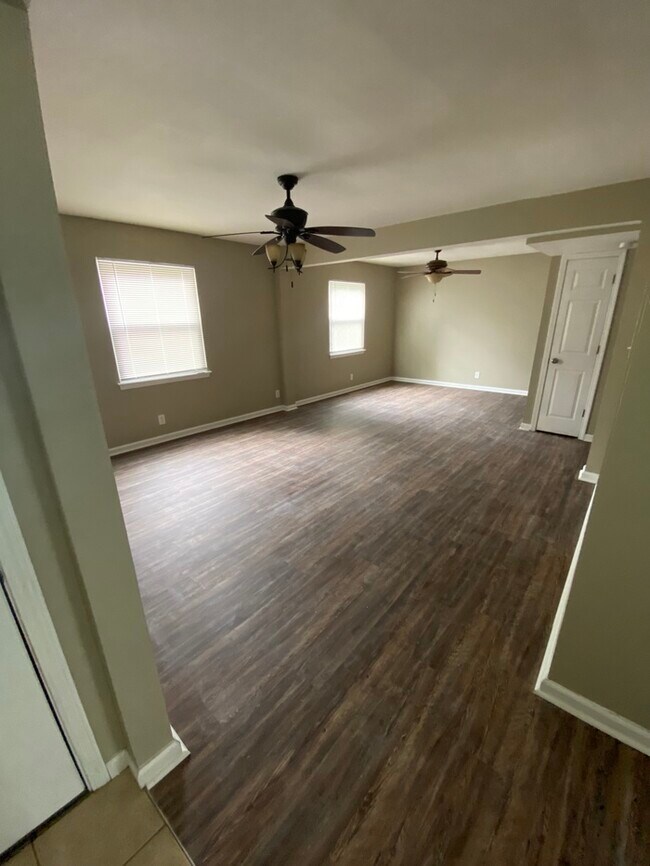 Building Photo - $300 OFF FIRST MONTHS RENT!
