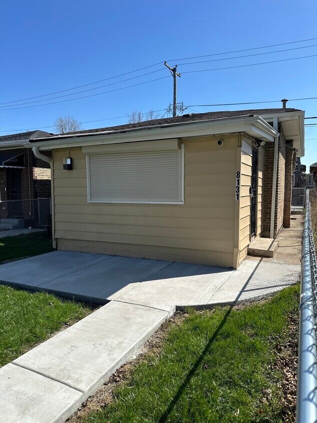 Foto principal - 8131 S Calumet Ave