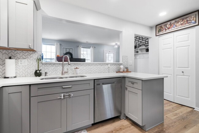 Building Photo - 986 Four Seasons Blvd