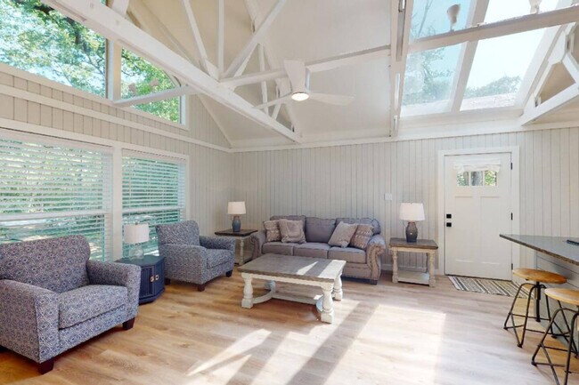 Foto del edificio - 2171 N Forest Pkwy