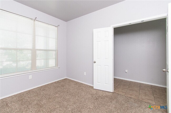 Building Photo - 6601 Clear Brook Dr