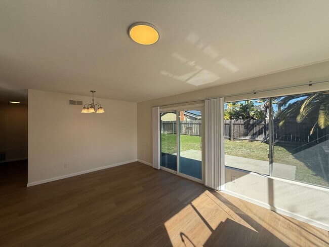 Foto del edificio - Freshly Remodeled 3B/2BA W/ Fenced Yard & Attached Garage!