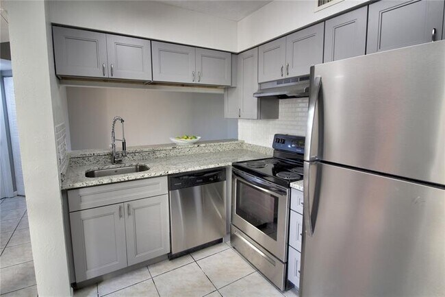 Building Photo - 1165 Coral Club Dr