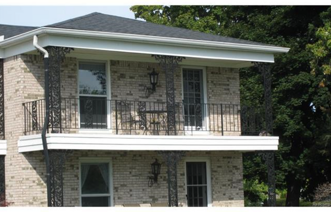 Foto del edificio - 24212 E River Rd