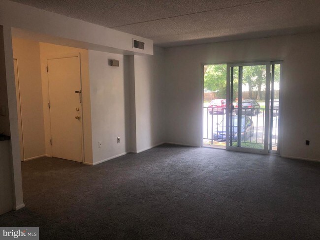 Building Photo - 712 Putnam Blvd