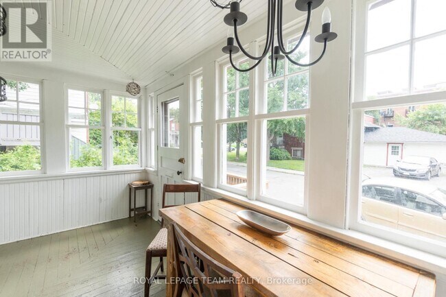 Building Photo - 56 Bertrand St