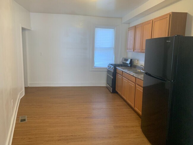 Building Photo - One bedroom Apartment! Video in Photos!